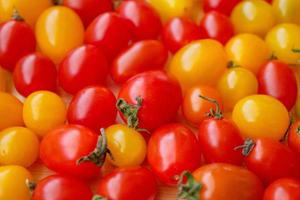 variété de fond de tomates bio colorées photo