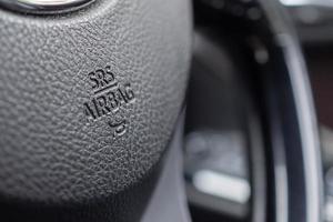 signe d'airbag de sécurité sur le volant de voiture avec l'icône de klaxon photo