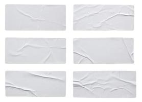 Jeu d'étiquettes autocollant papier vierge isolé sur fond blanc photo
