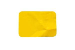 Étiquette autocollante en plastique jaune isolé sur fond blanc photo
