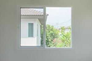 intérieur de maison à ossature de fenêtre en verre sur mur blanc photo