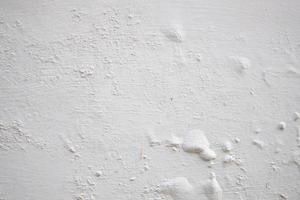 mur blanc humide endommagé par la peinture écaillée photo