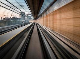 une vue extérieure d'un train en mouvement dans la ville photo