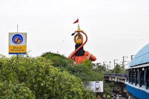 new delhi, inde - 21 juin 2022 - grande statue de lord hanuman près du pont du métro de delhi situé près de karol bagh, delhi, inde, lord hanuman grande statue touchant le ciel photo