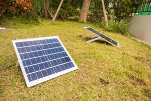 panneau solaire dans le jardin de la maison photo