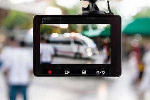 enregistreur vidéo de caméra de vidéosurveillance de voiture avec voiture d'ambulance sur la route photo