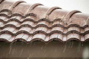 pluie tombant du toit de la maison photo