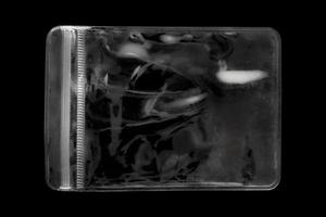superposition de sac en plastique transparent vierge sur fond noir photo