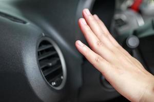 vérification manuelle du système de climatisation à l'intérieur de la voiture photo