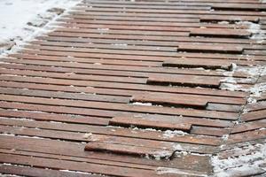 terrasse extérieure en bois ou revêtement de sol recouvert de neige photo