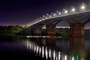 éclairage du pont de la ville de nuit photo