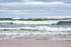 mer bleue, vagues, plage et ciel nuageux. paysage de la mer baltique photo