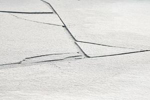 glace fissurée du lac gelé, fond de texture de glace photo