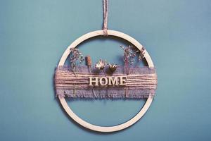 décoration maison faite à la main à partir d'un cercle en bois et de fleurs séchées avec l'inscription home photo
