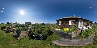 karelian kondopoga, russie, 1er juillet 2013 - panorama sphérique complet et harmonieux à 360 degrés en projection équirectangulaire d'une maison rustique avec un vieil homme et une femme avec un gros chat photo