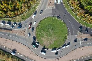 vue aérienne des routes britanniques et du trafic par une journée ensoleillée photo