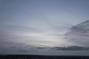 beau ciel avec des nuages dramatiques images à angle élevé du drone au-dessus de la ville d'angleterre royaume-uni photo