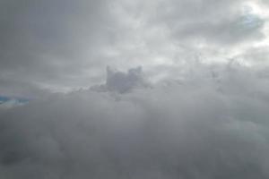 beau ciel avec des nuages dramatiques images à angle élevé du drone au-dessus de la ville d'angleterre royaume-uni photo