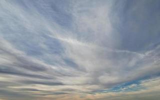 magnifique vue grand angle sur les nuages et le ciel au-dessus de l'angleterre photo