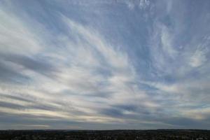 magnifique vue grand angle sur les nuages et le ciel au-dessus de l'angleterre photo