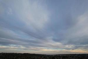 magnifique vue grand angle sur les nuages et le ciel au-dessus de l'angleterre photo