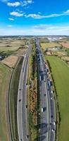 vue aérienne des routes britanniques et du trafic par une journée ensoleillée photo