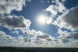 magnifique vue grand angle sur les nuages et le ciel au-dessus de l'angleterre photo