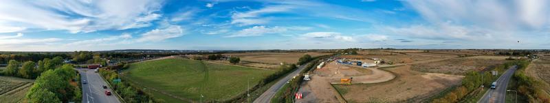 vue aérienne des routes britanniques et du trafic par une journée ensoleillée photo