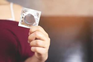 la femme utilise un préservatif pour prévenir le sida. photo