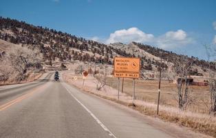 panneau routier et montagnes photo