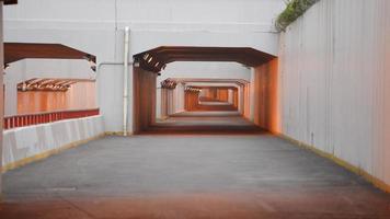 une vue de tunnel vide avec les lumières allumées dans la ville photo