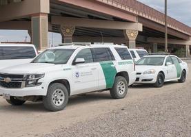 el paso, texas, états-unis 29 septembre 2022 véhicules de patrouille frontalière garés le long de la frontière américaine au centre-ville d'el paso photo