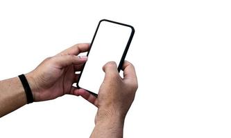 homme tenant un smartphone avec écran blanc sur fond blanc, gros plan de la main. espace pour le texte