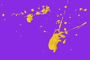 pinceau jaune isolé sur fond violet photo