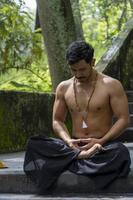 le son om écrit en sanskrit dans les traditions hindoues et védiques son sacré, le mantra original. pratique du yoga méditation photo