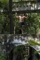 Jeune homme, faisant du yoga ou du reiki, dans la végétation très verte de la forêt, au Mexique, Guadalajara, bosque colomos, hispanique, photo