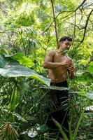 le son om écrit en sanskrit dans les traditions hindoues et védiques son sacré, le mantra original. pratique du yoga méditation photo