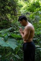 le son om écrit en sanskrit dans les traditions hindoues et védiques son sacré, le mantra original. pratique du yoga méditation photo