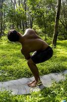 homme mexicain faisant du yoga et s'étirant dans la forêt, mexique photo