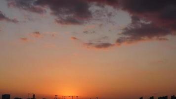 la belle vue sur le coucher du soleil avec les nuages colorés et le ciel de la ville photo