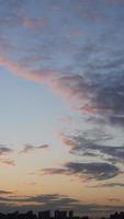 la belle vue sur le coucher du soleil avec les nuages colorés et le ciel de la ville photo