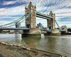 une vue sur le tower bridge à londres photo