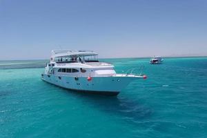 dame de dahab yacht blanc comme neige près de l'île blanche de la mer rouge à l'été 2021, egypte photo