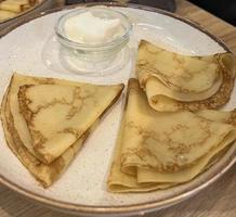 crêpes à la crème sure sur une assiette photo