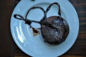 gâteau muffin au chocolat sur une assiette avec sauce au chocolat photo