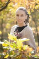 jeune femme en forêt photo