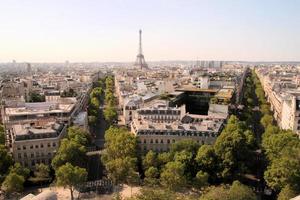 une vue panoramique sur paris sous le soleil d'été photo