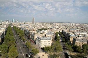 une vue panoramique sur paris sous le soleil d'été photo