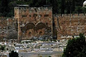 une vue de la porte dorée scellée à jérusalemjerusalemisraëlvoyageextérieur photo