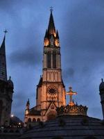 une vue de lourdes en france photo